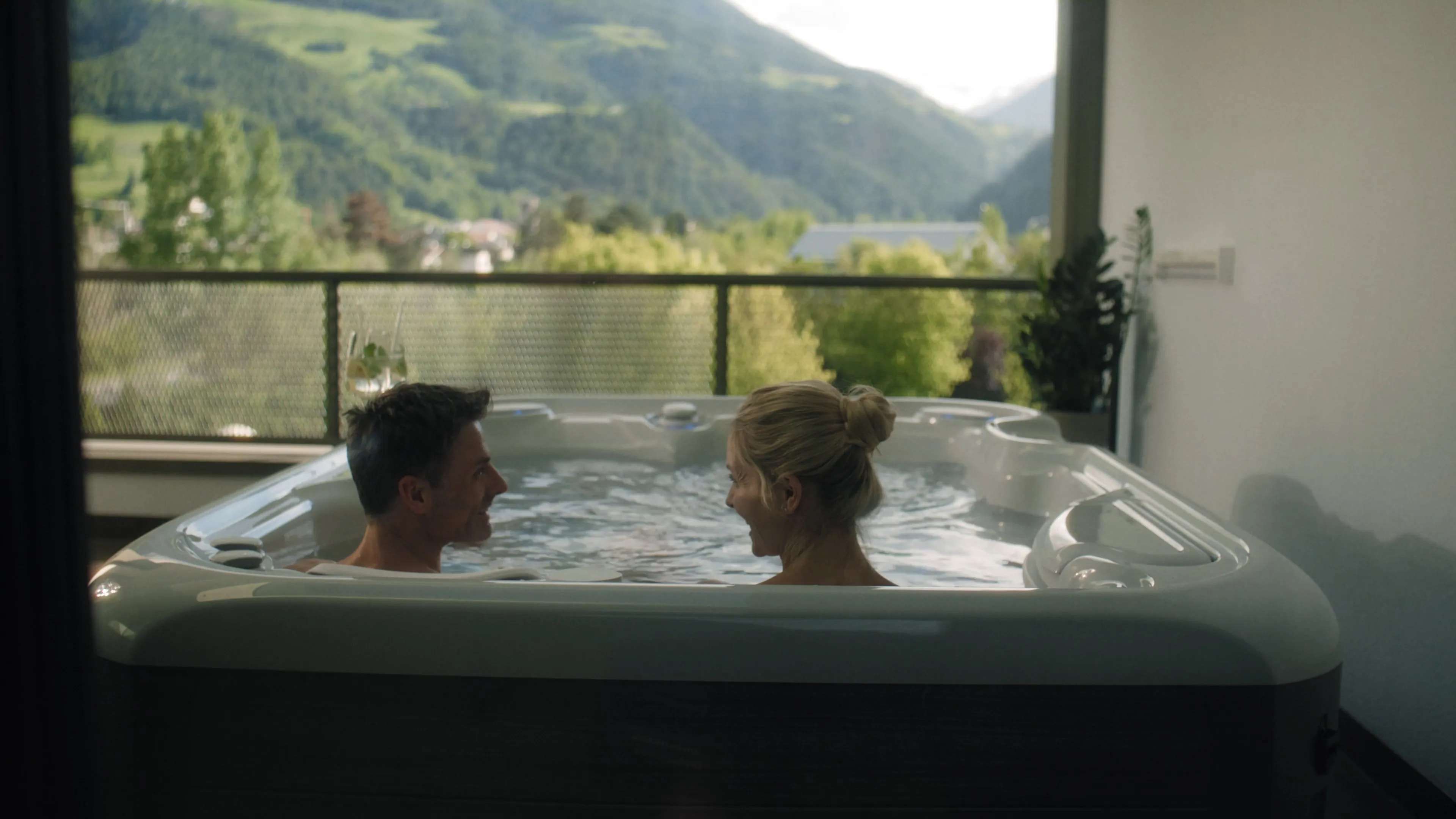 Wellnesshotel im Herbst mit Garten und Panorama